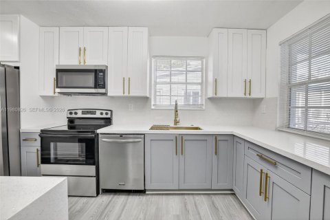 House in Hollywood, Florida 4 bedrooms, 138.24 sq.m. № 2044031