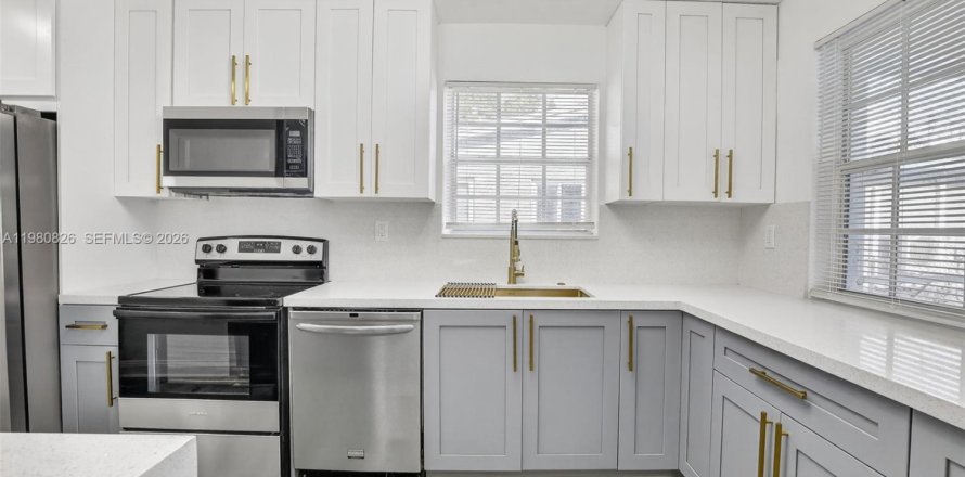 House in Hollywood, Florida 4 bedrooms, 138.24 sq.m. № 2044031