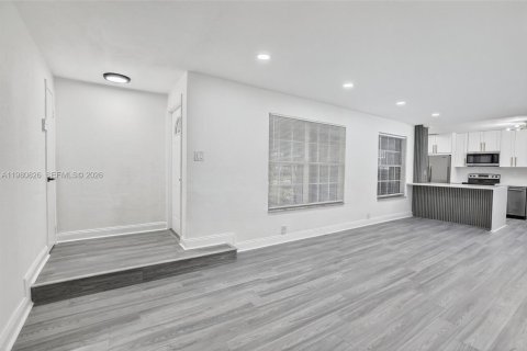 House in Hollywood, Florida 4 bedrooms, 138.24 sq.m. № 2044031 - photo 5