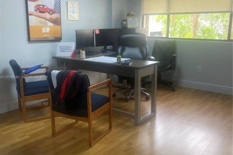 Propiedad comercial en venta en Miami, Florida № 2154486 - foto 6
