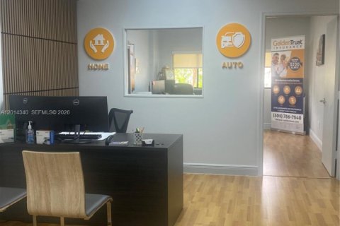 Propiedad comercial en venta en Miami, Florida № 2154486 - foto 8