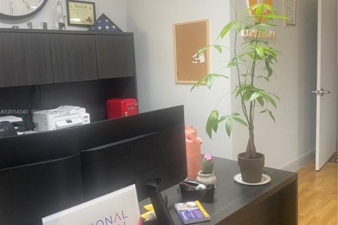 Propiedad comercial en venta en Miami, Florida № 2154486 - foto 5