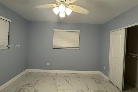 House in Miami, Florida 4 bedrooms, 300.82 sq.m. № 1857188 - photo 25