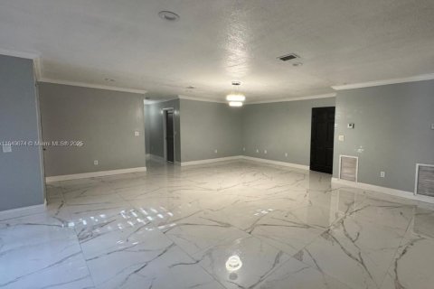 House in Miami, Florida 4 bedrooms, 300.82 sq.m. № 1857188 - photo 8