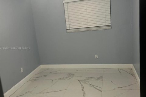 House in Miami, Florida 4 bedrooms, 300.82 sq.m. № 1857188 - photo 20