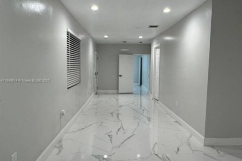House in Miami, Florida 4 bedrooms, 300.82 sq.m. № 1857188 - photo 29