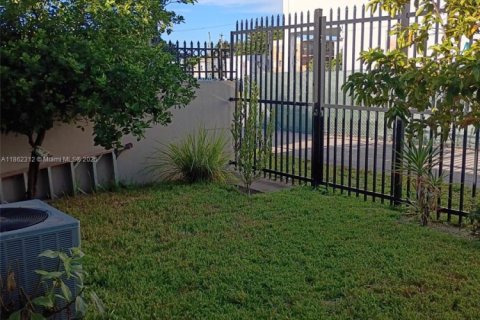 Villa ou maison à vendre à Miami, Floride: 3 chambres, 113.53 m2 № 1891027 - photo 25