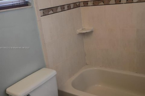 Villa ou maison à vendre à Miami, Floride: 3 chambres, 113.53 m2 № 1891027 - photo 19
