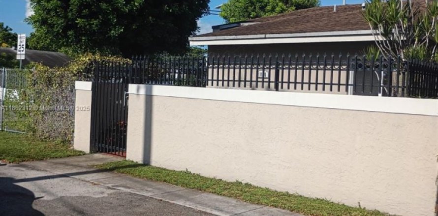 House in Miami, Florida 3 bedrooms, 113.53 sq.m. № 1891027
