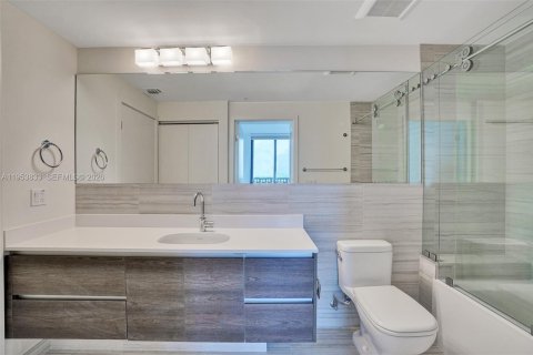 Condominio en alquiler en Coral Gables, Florida, 2 dormitorios, 95.88 m2 № 2008211 - foto 25