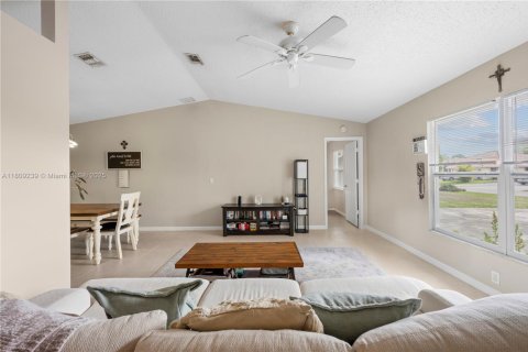 Casa en venta en Port St. Lucie, Florida, 3 dormitorios, 125.05 m2 № 1983129 - foto 5