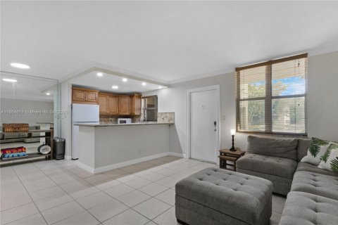 Condominio en alquiler en Pompano Beach, Florida, 2 dormitorios, 67.35 m2 № 1977821 - foto 1