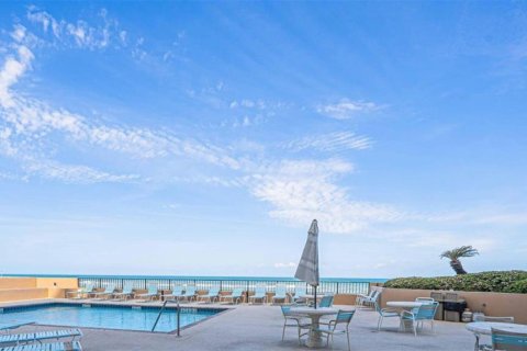 Condo in Daytona Beach, Florida, 2 bedrooms № 2105846 - photo 16