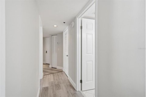 Condo in Daytona Beach, Florida, 2 bedrooms № 2105846 - photo 11