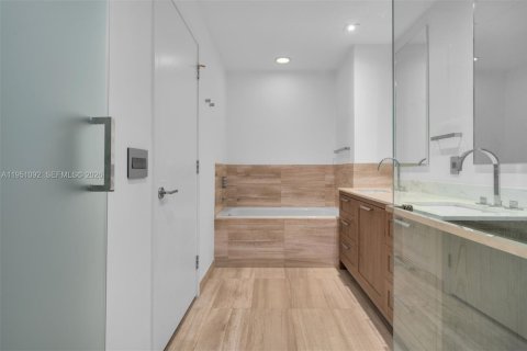 Condo in Key Biscayne, Florida, 2 bedrooms  № 2244206 - photo 9