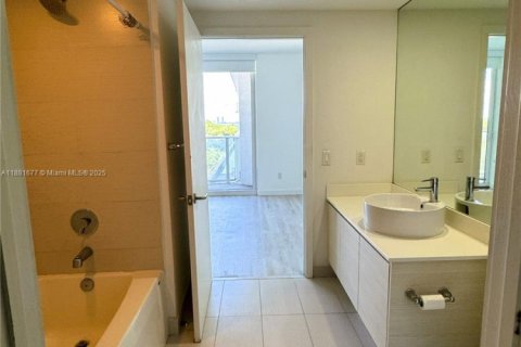 Condo in Miami, Florida, 1 bedroom  № 1924683 - photo 7