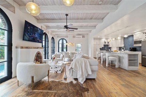 House in Saint Petersburg, Florida 6 bedrooms, 288.74 sq.m. № 1907488 - photo 7
