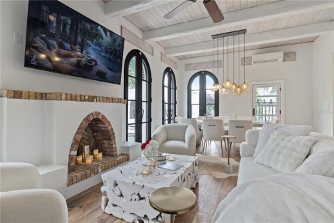 House in Saint Petersburg, Florida 6 bedrooms, 288.74 sq.m. № 1907488 - photo 8