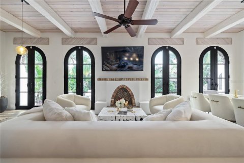 House in Saint Petersburg, Florida 6 bedrooms, 288.74 sq.m. № 1907488 - photo 4