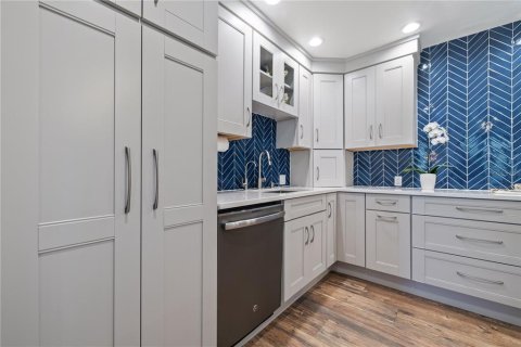 House in Saint Petersburg, Florida 6 bedrooms, 288.74 sq.m. № 1907488 - photo 12
