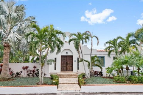 House in Saint Petersburg, Florida 6 bedrooms, 288.74 sq.m. № 1907488 - photo 1