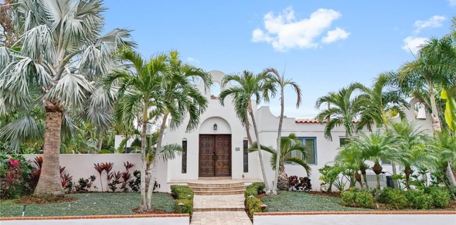 House in Saint Petersburg, Florida 6 bedrooms, 288.74 sq.m. № 1907488