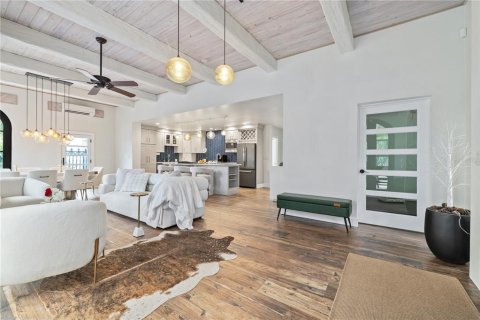 House in Saint Petersburg, Florida 6 bedrooms, 288.74 sq.m. № 1907488 - photo 6