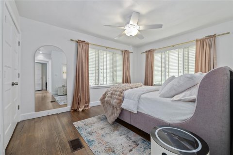 House in Saint Petersburg, Florida 6 bedrooms, 288.74 sq.m. № 1907488 - photo 18
