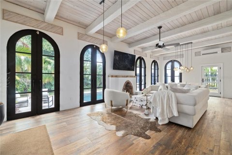 House in Saint Petersburg, Florida 6 bedrooms, 288.74 sq.m. № 1907488 - photo 5