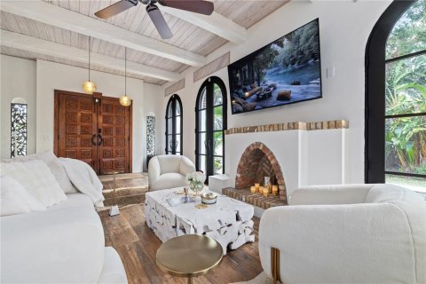 House in Saint Petersburg, Florida 6 bedrooms, 288.74 sq.m. № 1907488 - photo 3