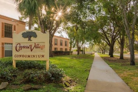 Condo in Miami Lakes, Florida, 1 bedroom  № 2077852