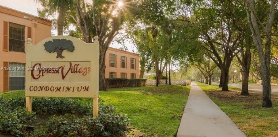 Condo in Miami Lakes, Florida, 1 bedroom  № 2077852