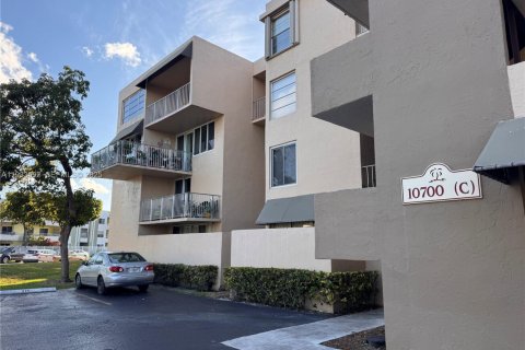 Снять в аренду квартиру в Майами, Флорида 2 спальни, 86.4м2, № 1991328 - фото 1