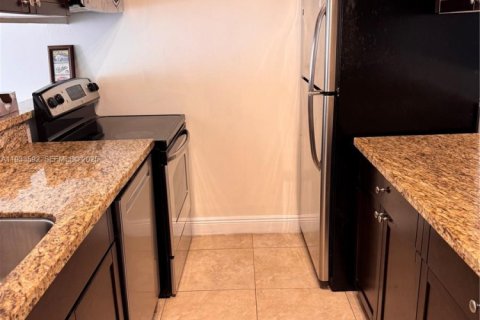 Снять в аренду квартиру в Майами, Флорида 2 спальни, 86.4м2, № 1991328 - фото 3