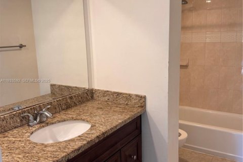 Снять в аренду квартиру в Майами, Флорида 2 спальни, 86.4м2, № 1991328 - фото 7