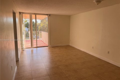 Снять в аренду квартиру в Майами, Флорида 2 спальни, 86.4м2, № 1991328 - фото 8