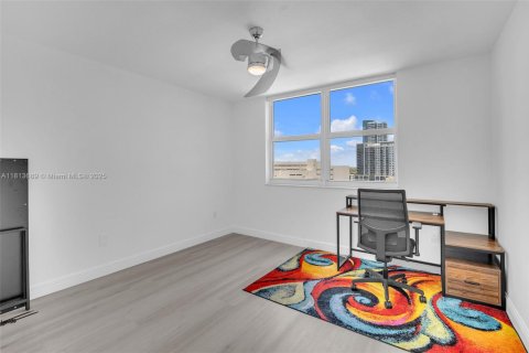 Condo in Fort Lauderdale, Florida, 2 bedrooms  № 1761813 - photo 19
