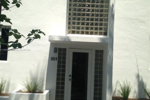 Condo in Miami Beach, Florida, 1 bedroom  № 1957195 - photo 1