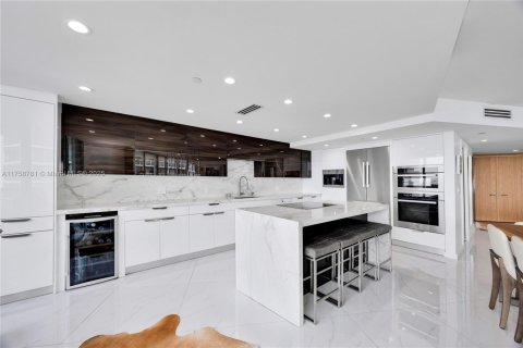 Condominio en venta en Miami, Florida, 3 dormitorios, 241.55 m2 № 1862894 - foto 16