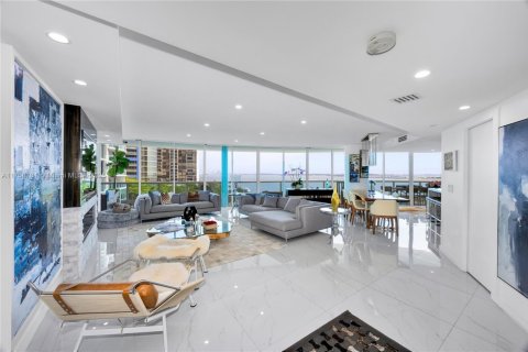 Condominio en venta en Miami, Florida, 3 dormitorios, 241.55 m2 № 1862894 - foto 18
