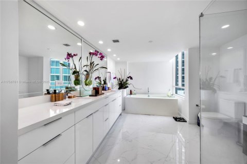 Condominio en venta en Miami, Florida, 3 dormitorios, 241.55 m2 № 1862894 - foto 25