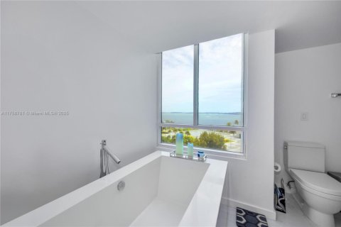 Condominio en venta en Miami, Florida, 3 dormitorios, 241.55 m2 № 1862894 - foto 30