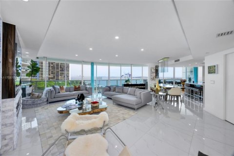 Condominio en venta en Miami, Florida, 3 dormitorios, 241.55 m2 № 1862894 - foto 1