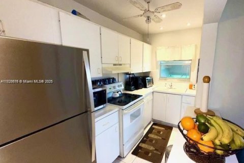 Condo in Hollywood, Florida, 1 bedroom  № 1895741 - photo 11