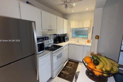Condo in Hollywood, Florida, 1 bedroom  № 1895741 - photo 12