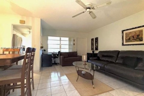 Condo in Hollywood, Florida, 1 bedroom  № 1895741 - photo 9
