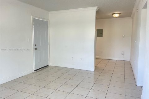 Снять в аренду кондоминиум в Норт-Майами-Бич, Флорида 2 спальни, 77.02м2, № 1951532 - фото 4