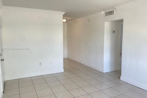 Снять в аренду кондоминиум в Норт-Майами-Бич, Флорида 2 спальни, 77.02м2, № 1951532 - фото 3