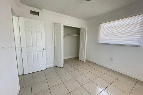 Снять в аренду кондоминиум в Норт-Майами-Бич, Флорида 2 спальни, 77.02м2, № 1951532 - фото 2