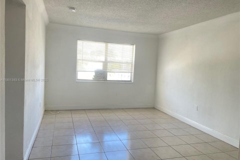 Снять в аренду кондоминиум в Норт-Майами-Бич, Флорида 2 спальни, 77.02м2, № 1951532 - фото 5